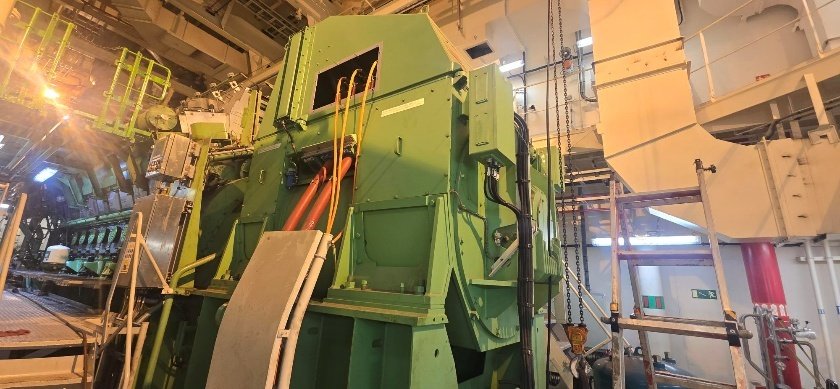 Marine synchronous generator during onboard service